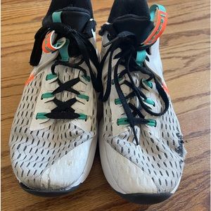 Lebron witness 5 basketball shoes Size: US 9